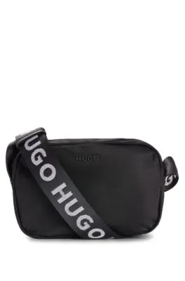 Bolso de bandolera con detalle de logo y correa de la marca