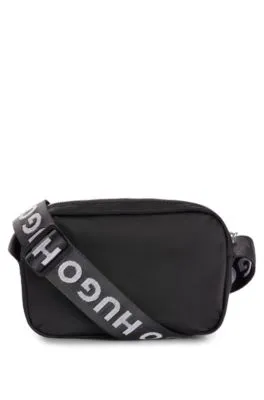 Bolso de bandolera con detalle de logo y correa de la marca
