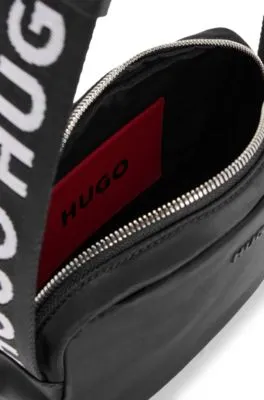 Bolso de bandolera con detalle de logo y correa de la marca