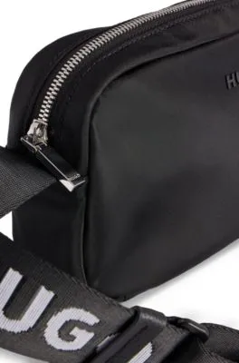 Bolso de bandolera con detalle de logo y correa de la marca