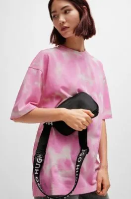 Bolso de bandolera con detalle de logo y correa de la marca