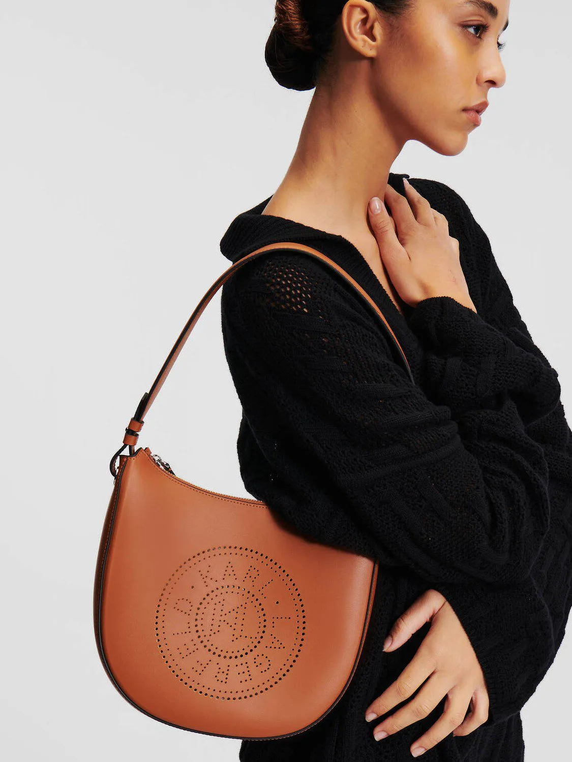 BOLSO MEDIA LUNA PERFORADO KARL LAGERFELD