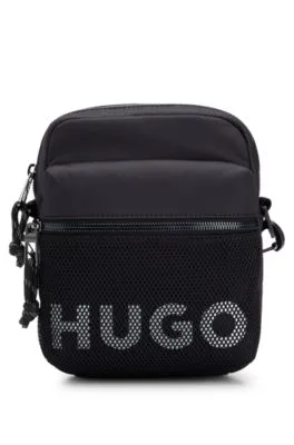 Bolso mensajero con logo en contraste y capa exterior de malla
