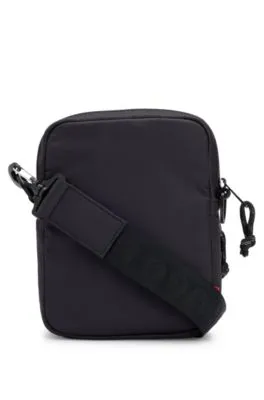Bolso mensajero con logo en contraste y capa exterior de malla