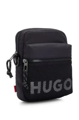 Bolso mensajero con logo en contraste y capa exterior de malla