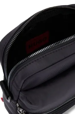 Bolso mensajero con logo en contraste y capa exterior de malla