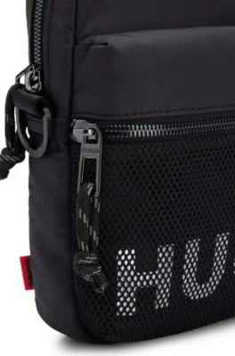 Bolso mensajero con logo en contraste y capa exterior de malla