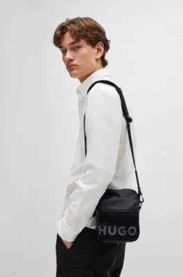 Bolso mensajero con logo en contraste y capa exterior de malla