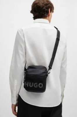 Bolso mensajero con logo en contraste y capa exterior de malla