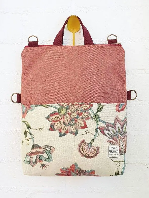 BOLSOMOCHILA RECICLADO ROSA CON FLORES