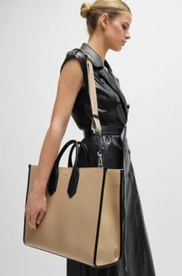 Bolso tote de piel sintética con detalles de la marca