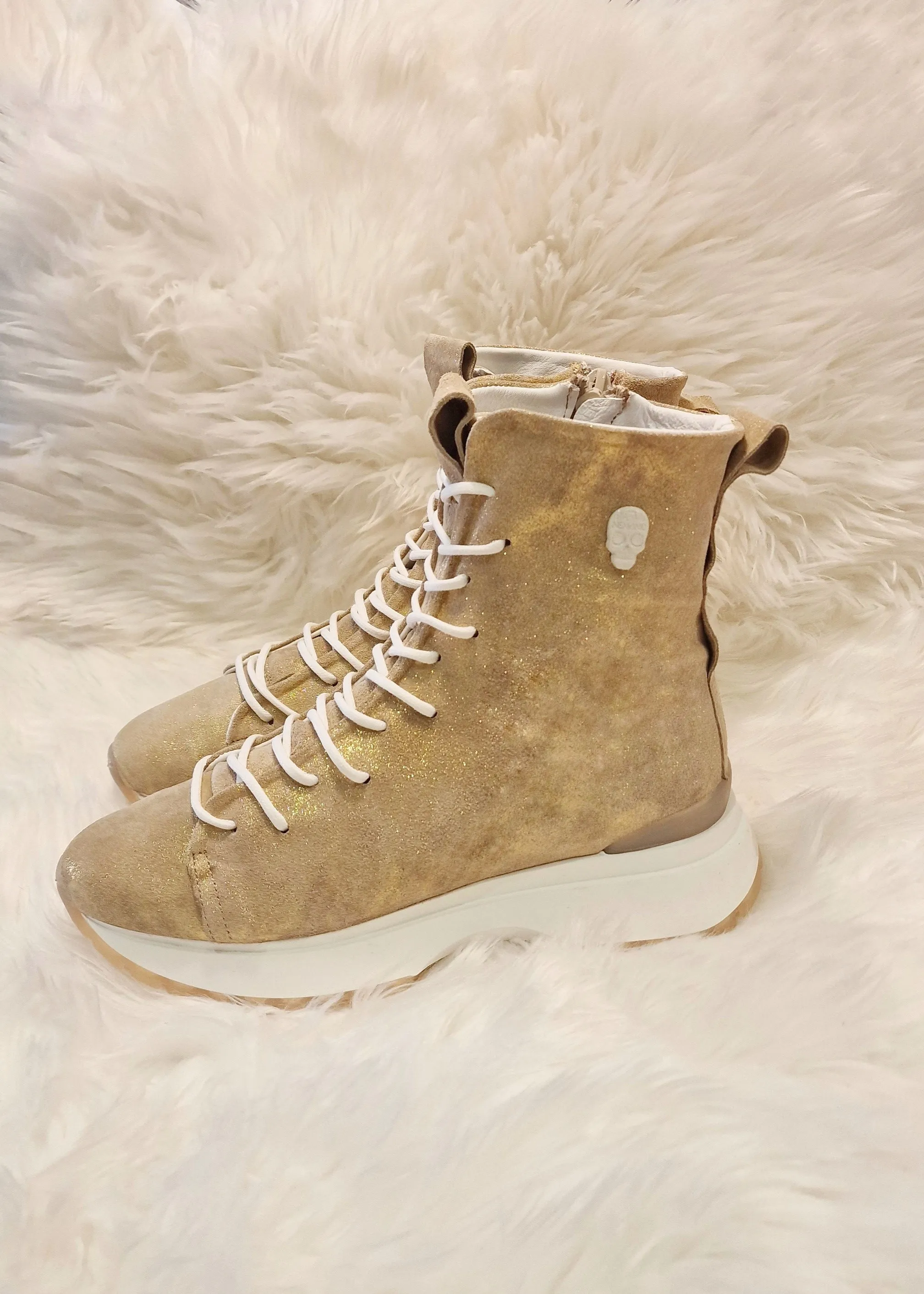 Botin deportivo doradao piel