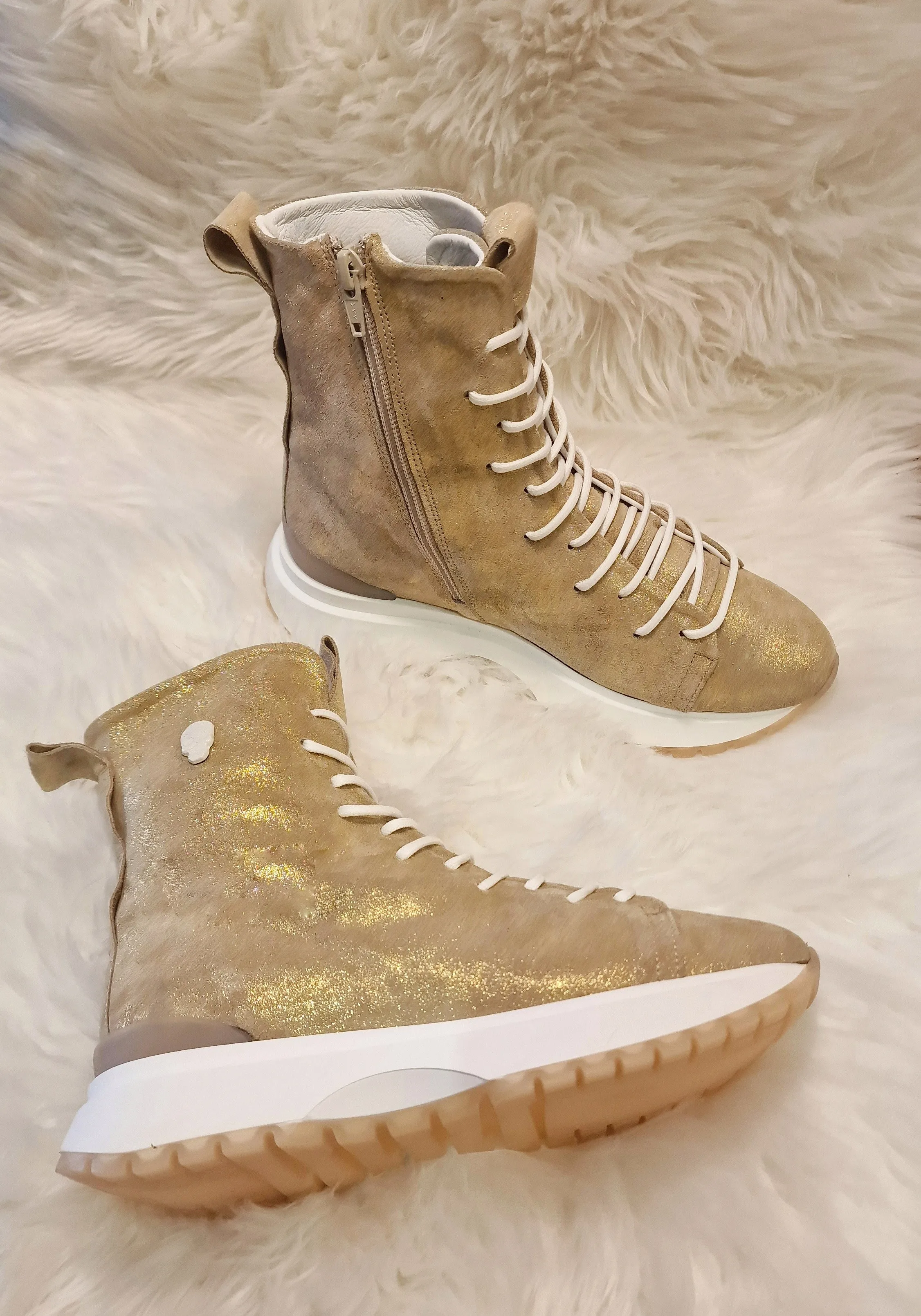 Botin deportivo doradao piel