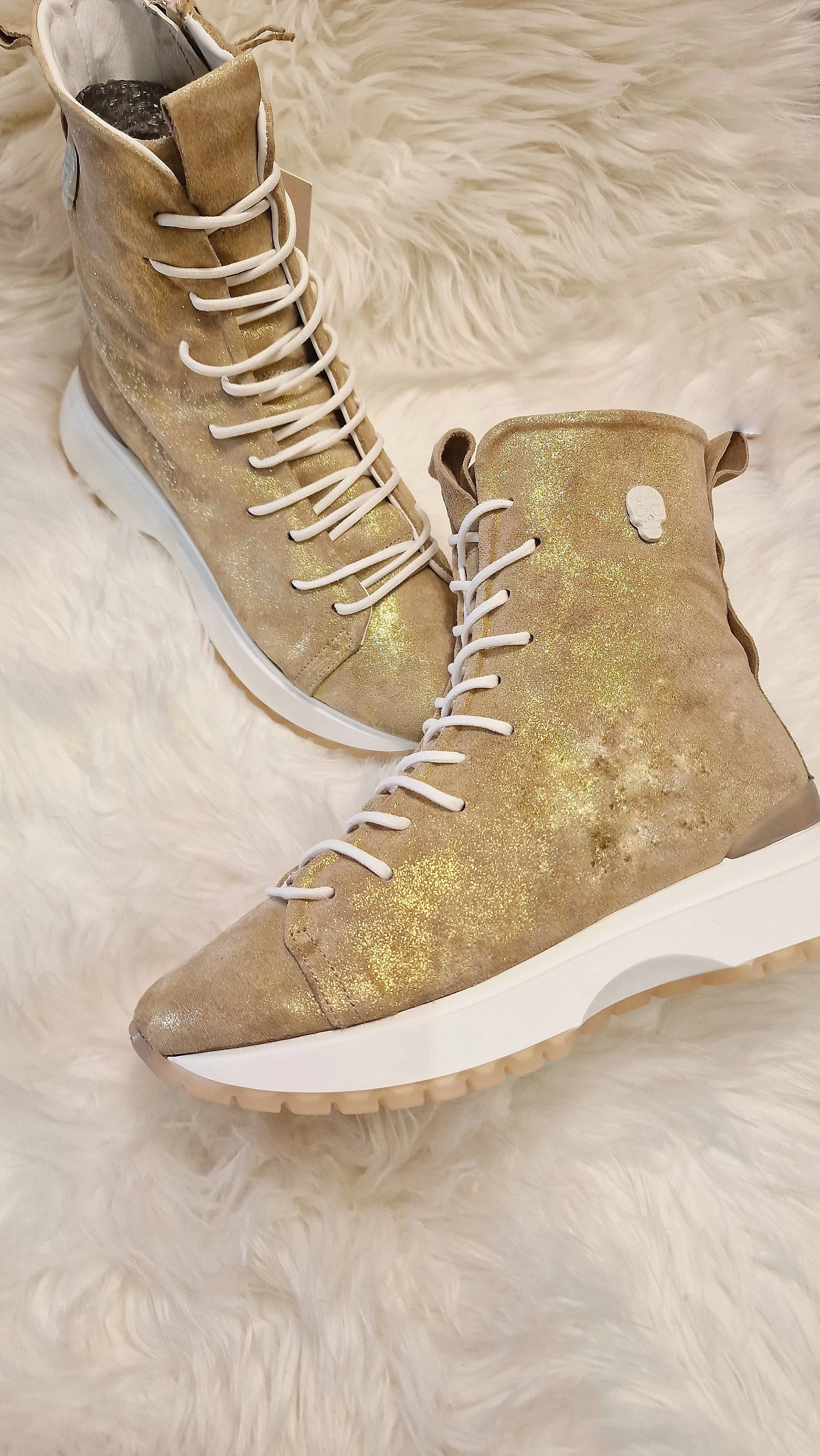Botin deportivo doradao piel