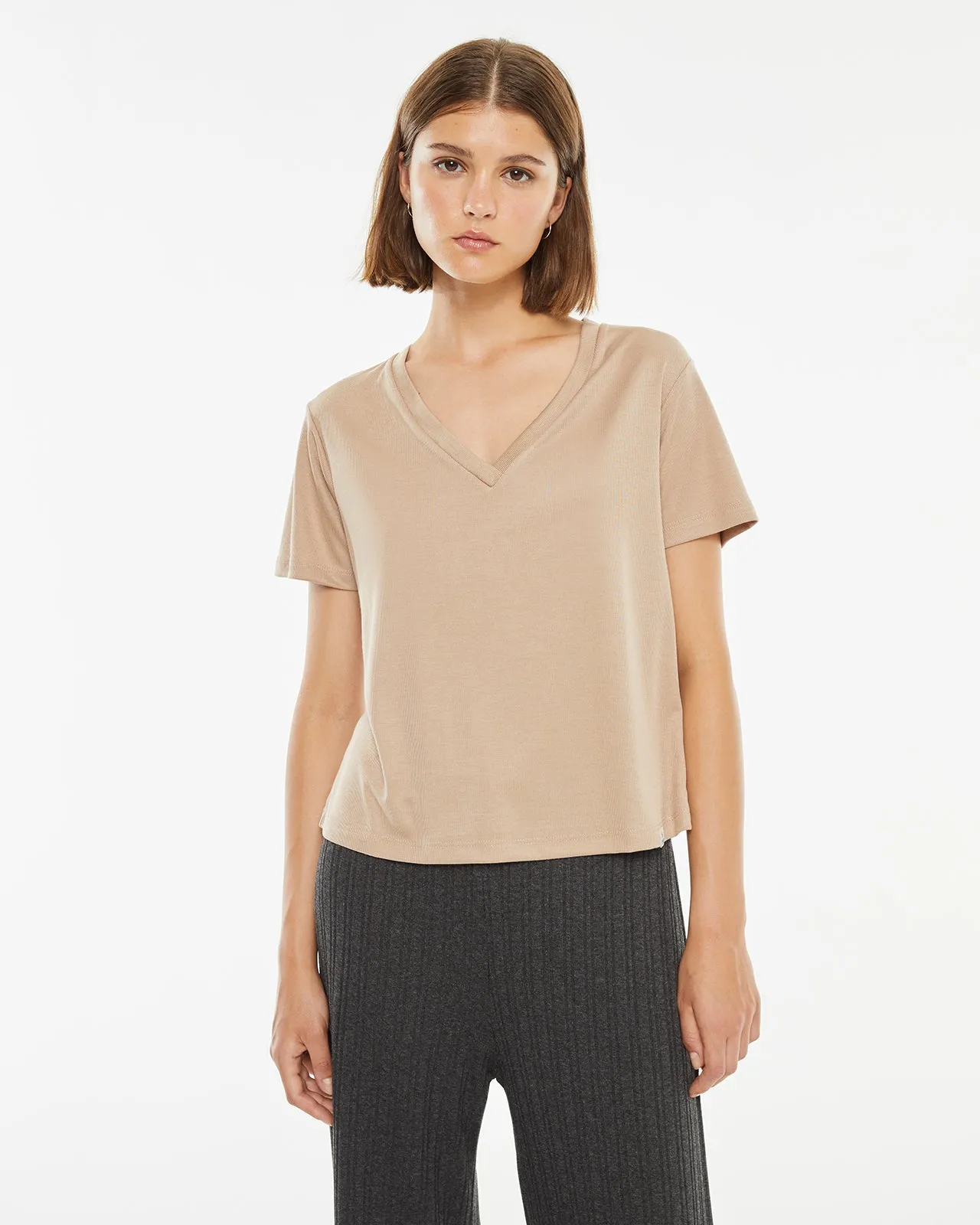 Camiseta beige de manga corta cuello pico