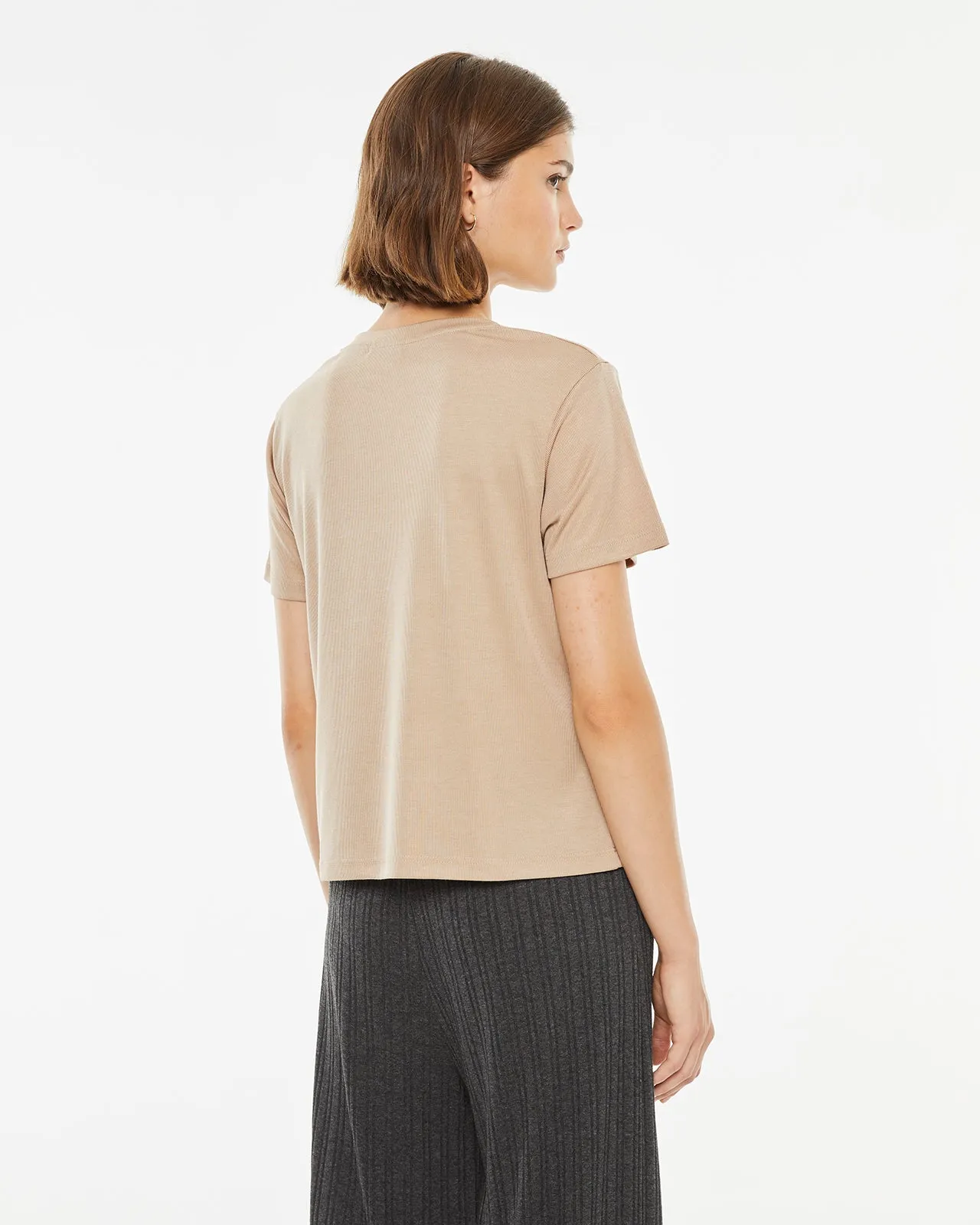 Camiseta beige de manga corta cuello pico