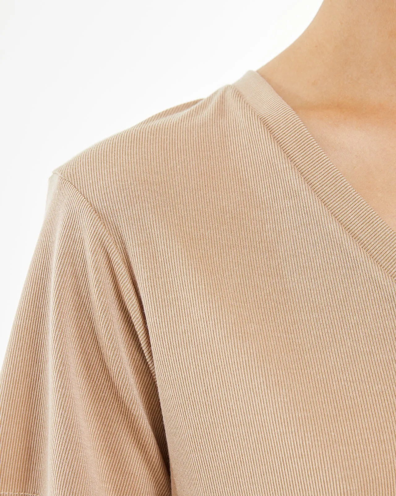 Camiseta beige de manga corta cuello pico