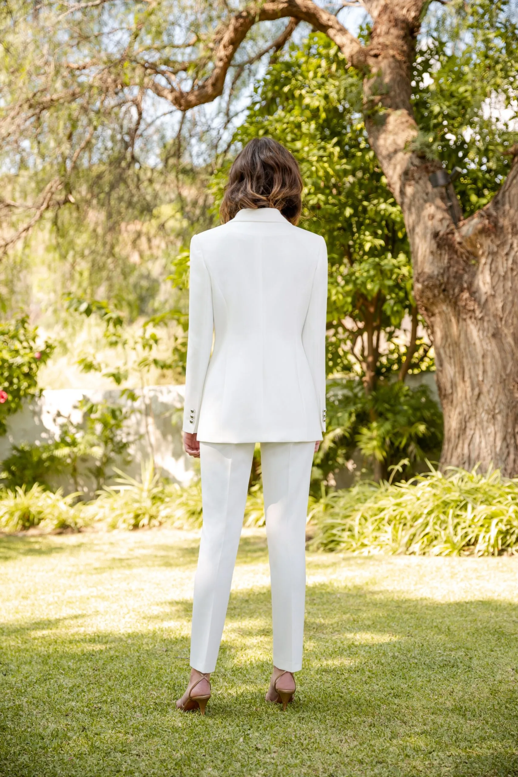 Carla Ruiz conjunto chaquta pantalon