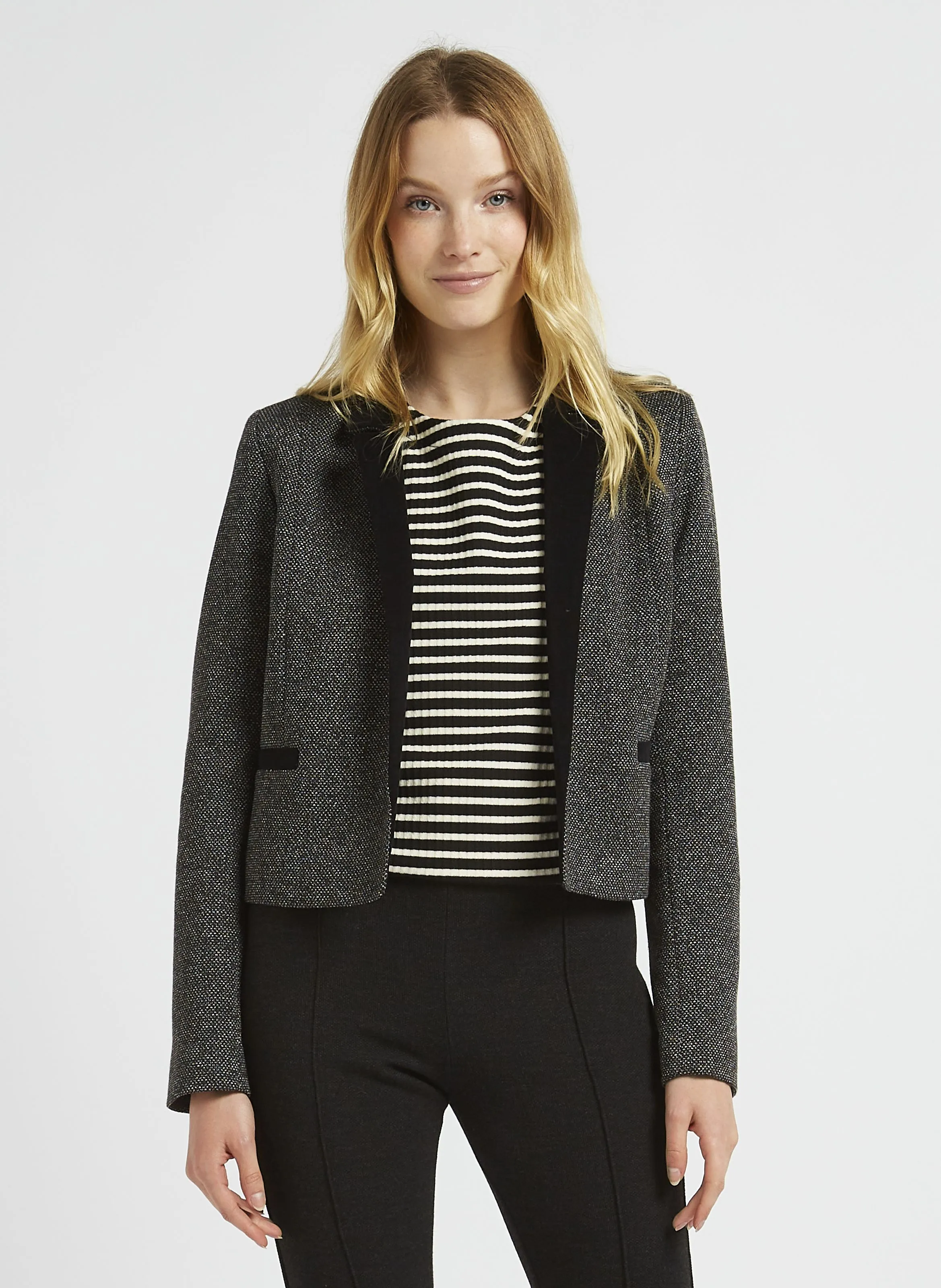 Chaqueta corta de terciopelo con cuello de solapa. en negro