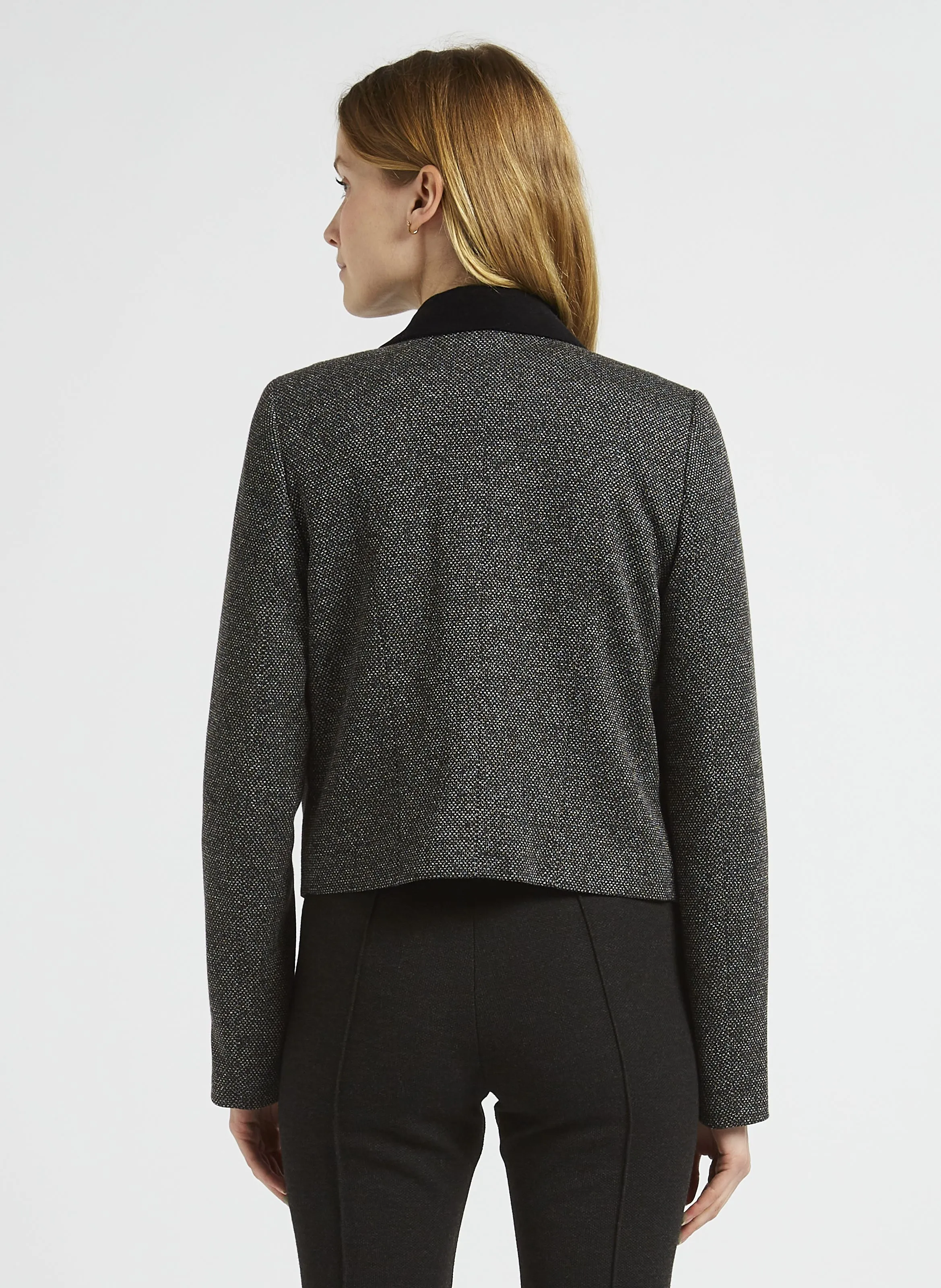 Chaqueta corta de terciopelo con cuello de solapa. en negro