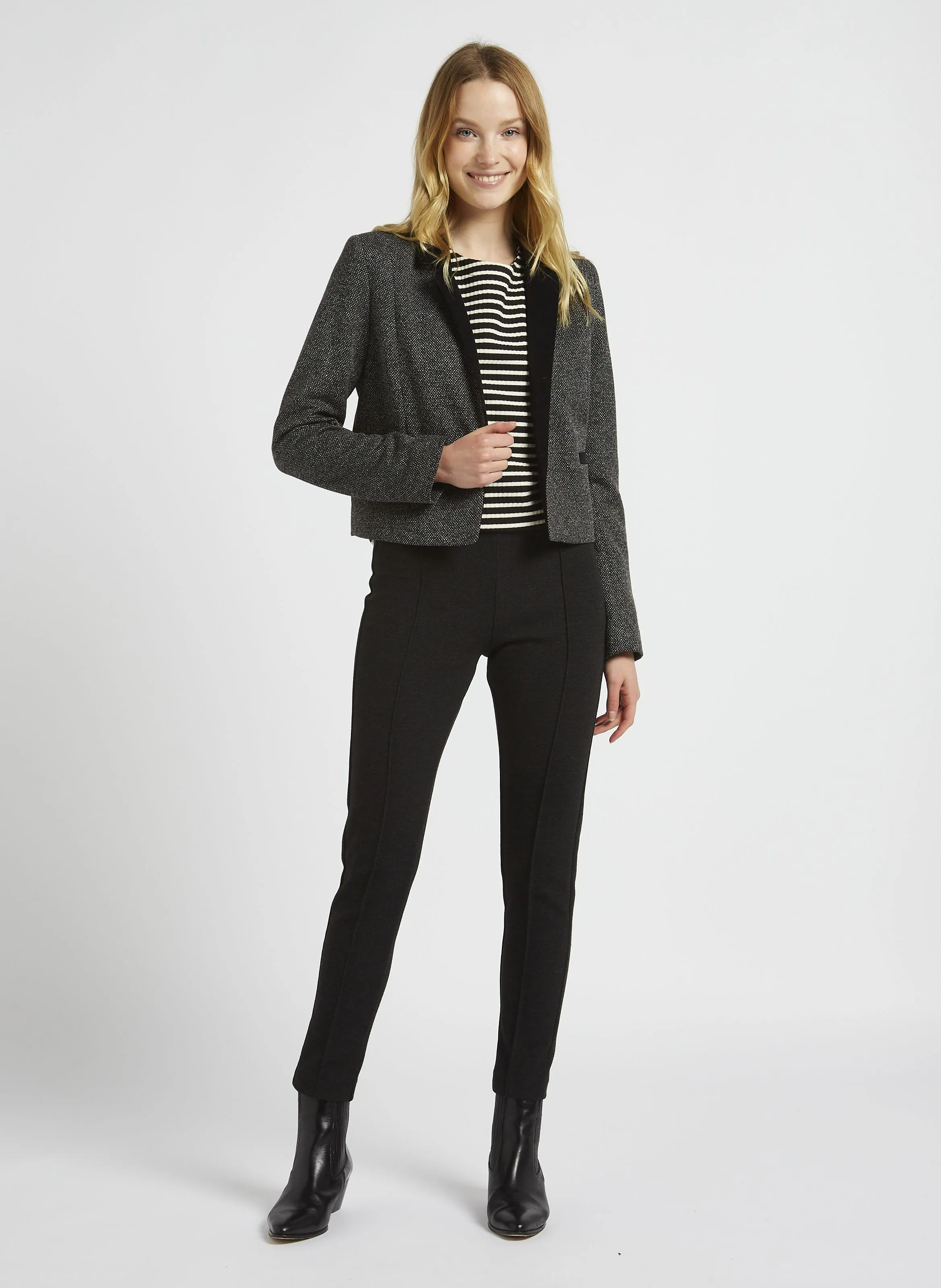 Chaqueta corta de terciopelo con cuello de solapa. en negro