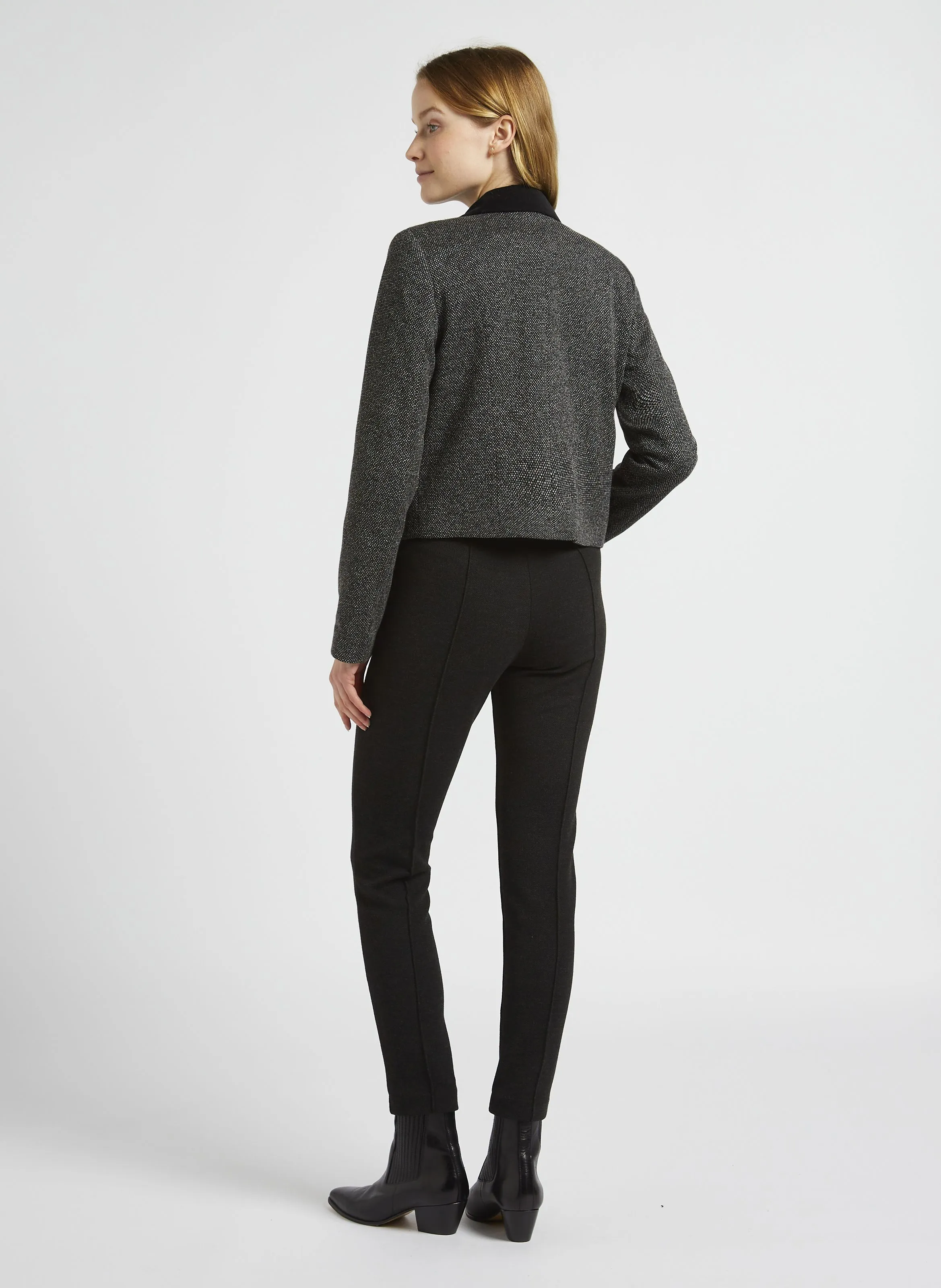 Chaqueta corta de terciopelo con cuello de solapa. en negro