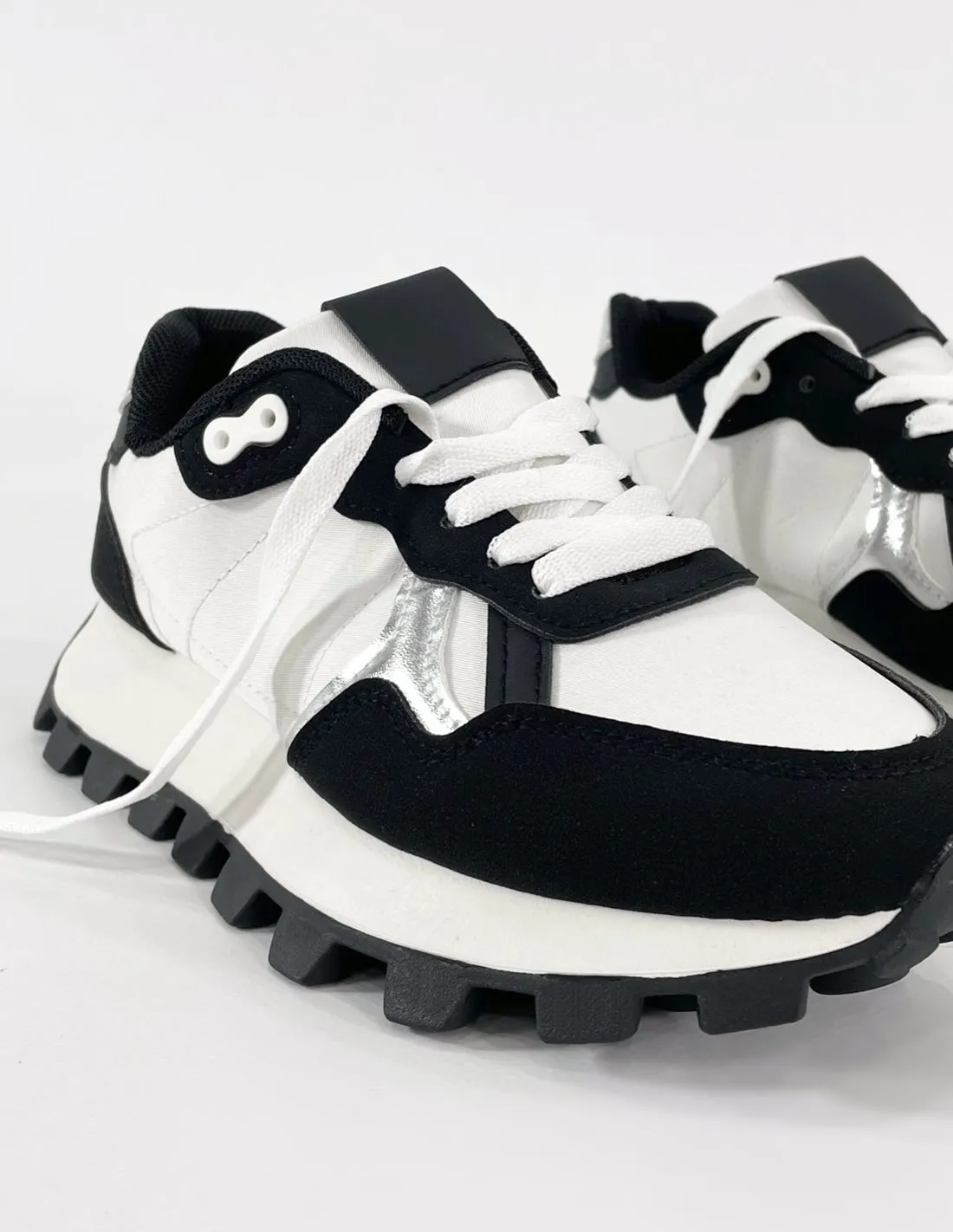 Deportiva negra vestir | Claris