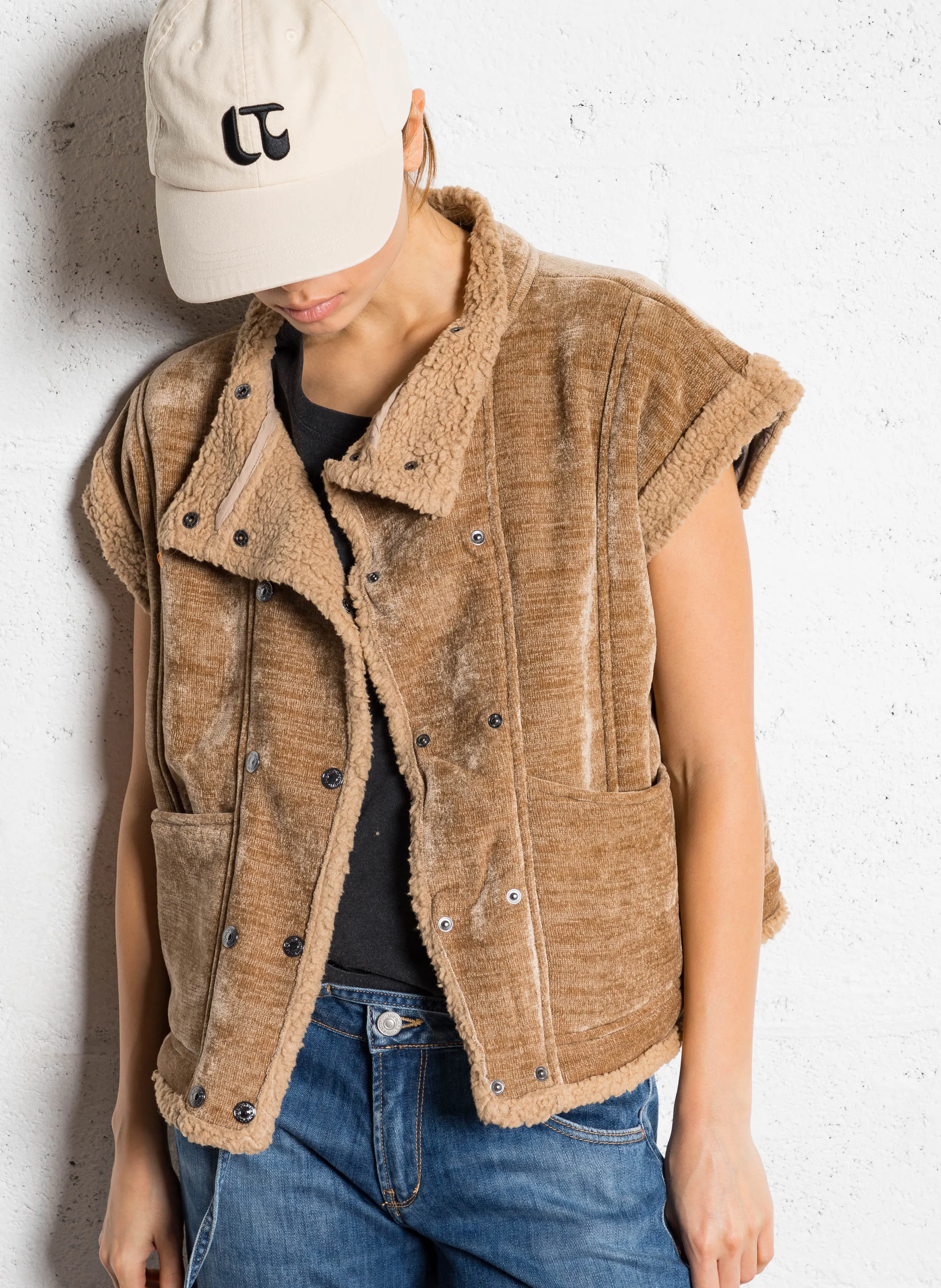 FUJI  CHAQUETA SIN MANGAS EFECTO BORREGUITO EN MARRON