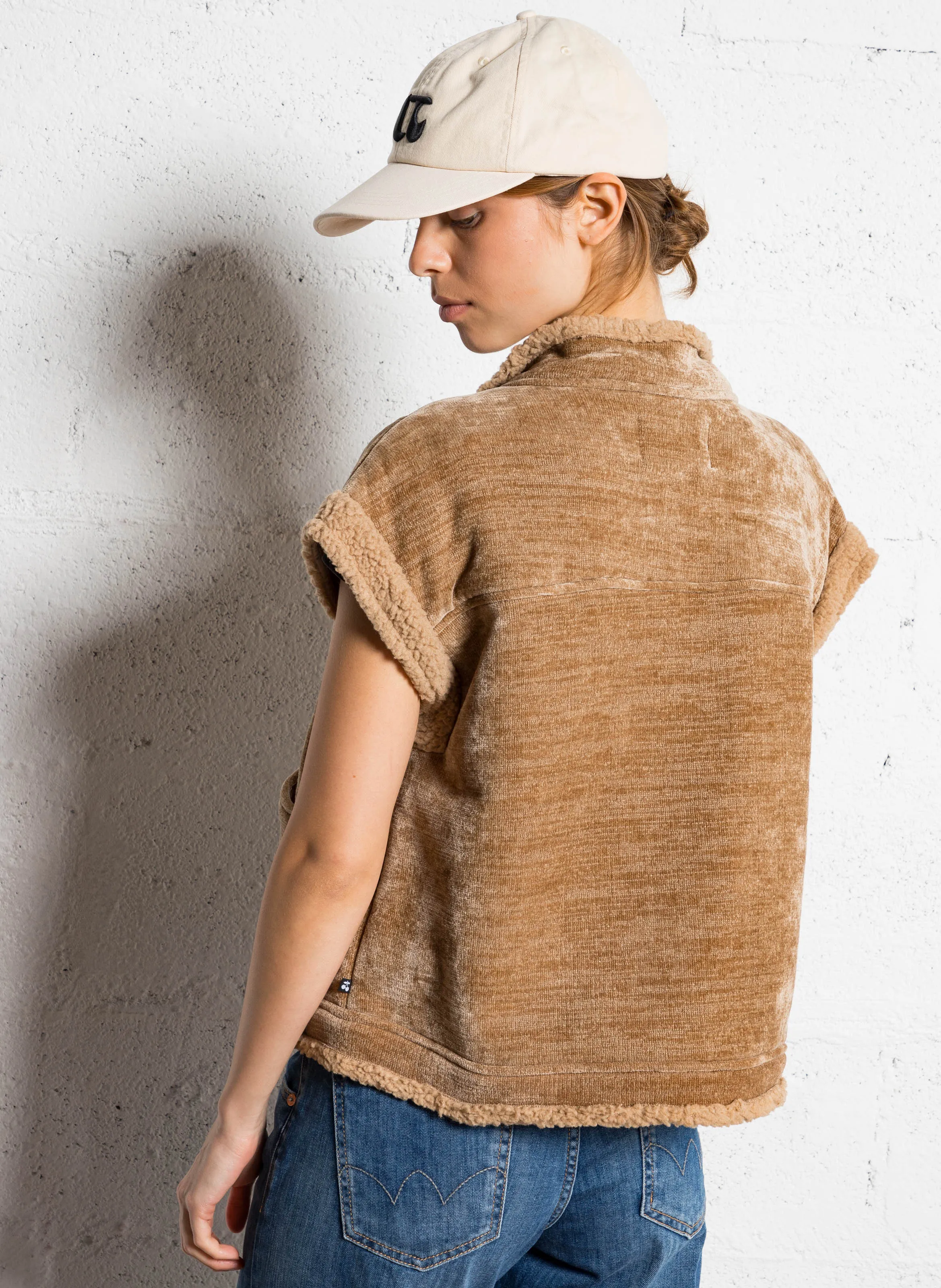 FUJI  CHAQUETA SIN MANGAS EFECTO BORREGUITO EN MARRON