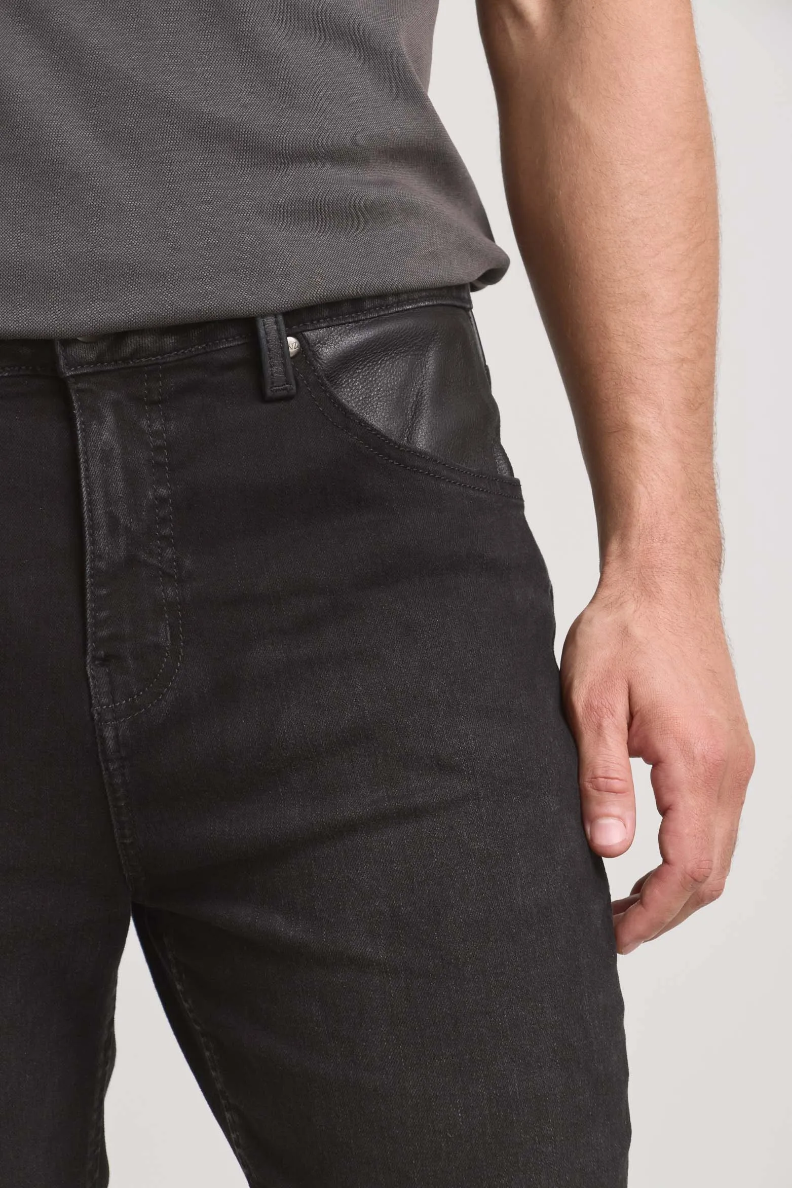 Jean en black denim para hombre detalles cuero