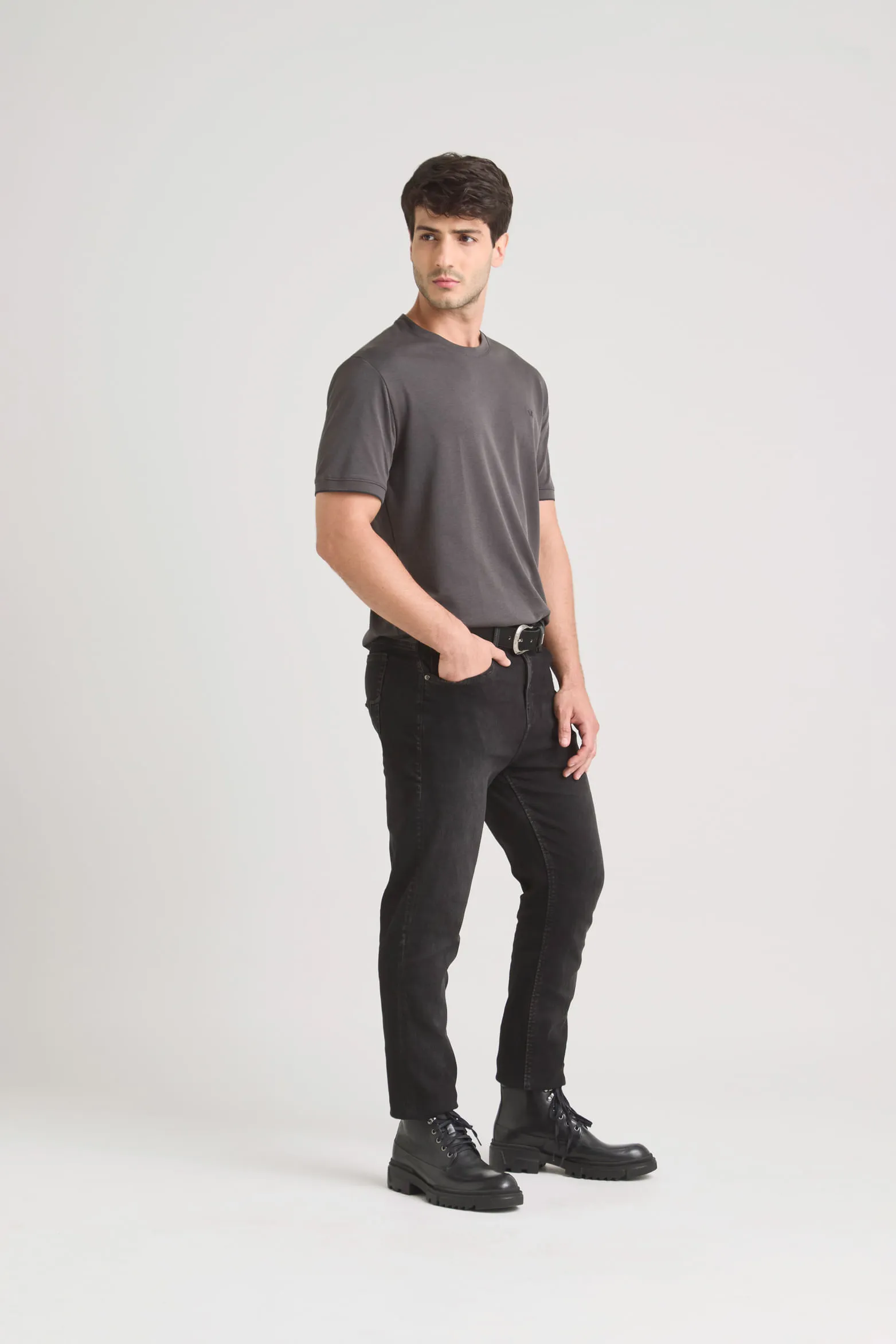 Jean en black denim para hombre detalles cuero