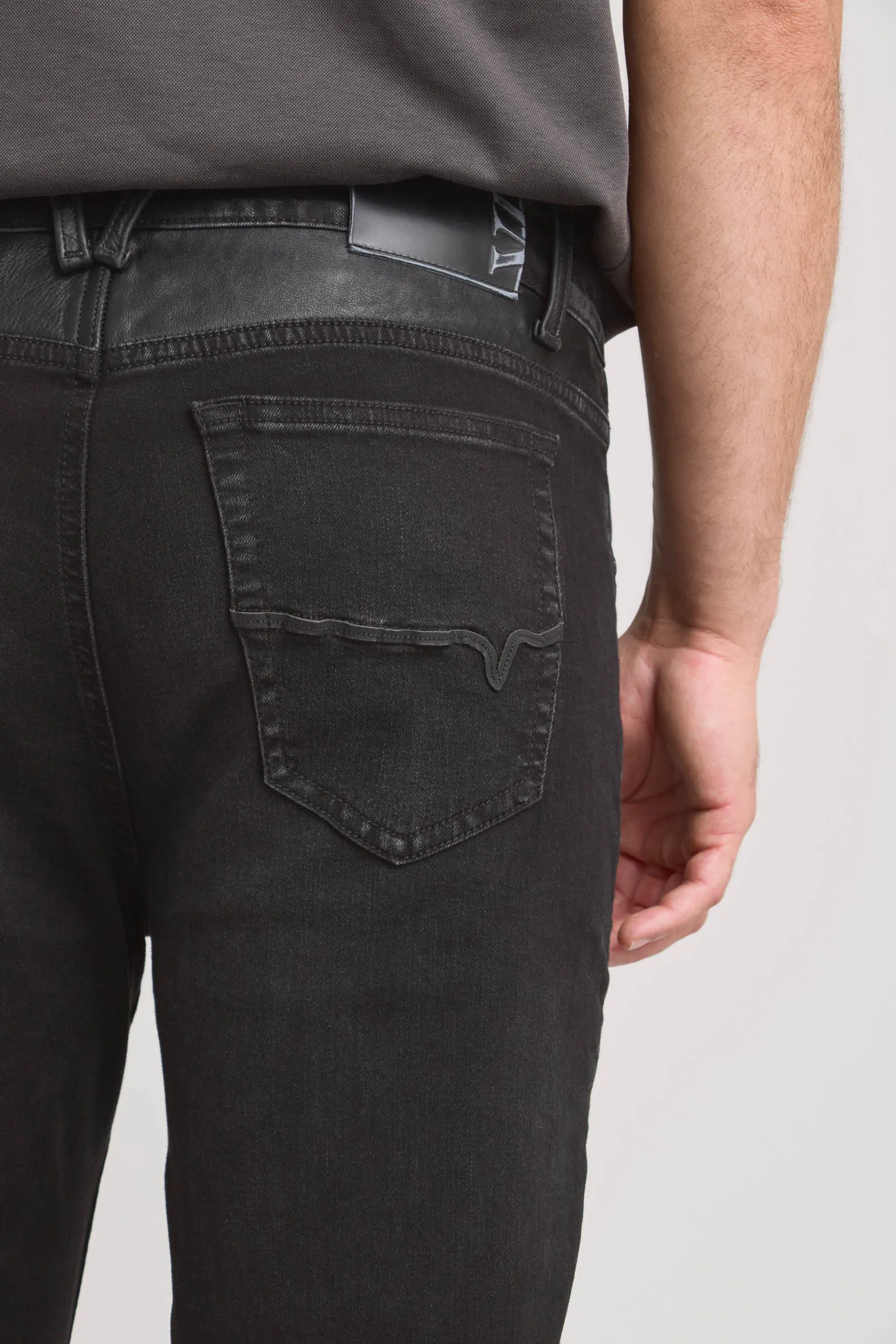 Jean en black denim para hombre detalles cuero