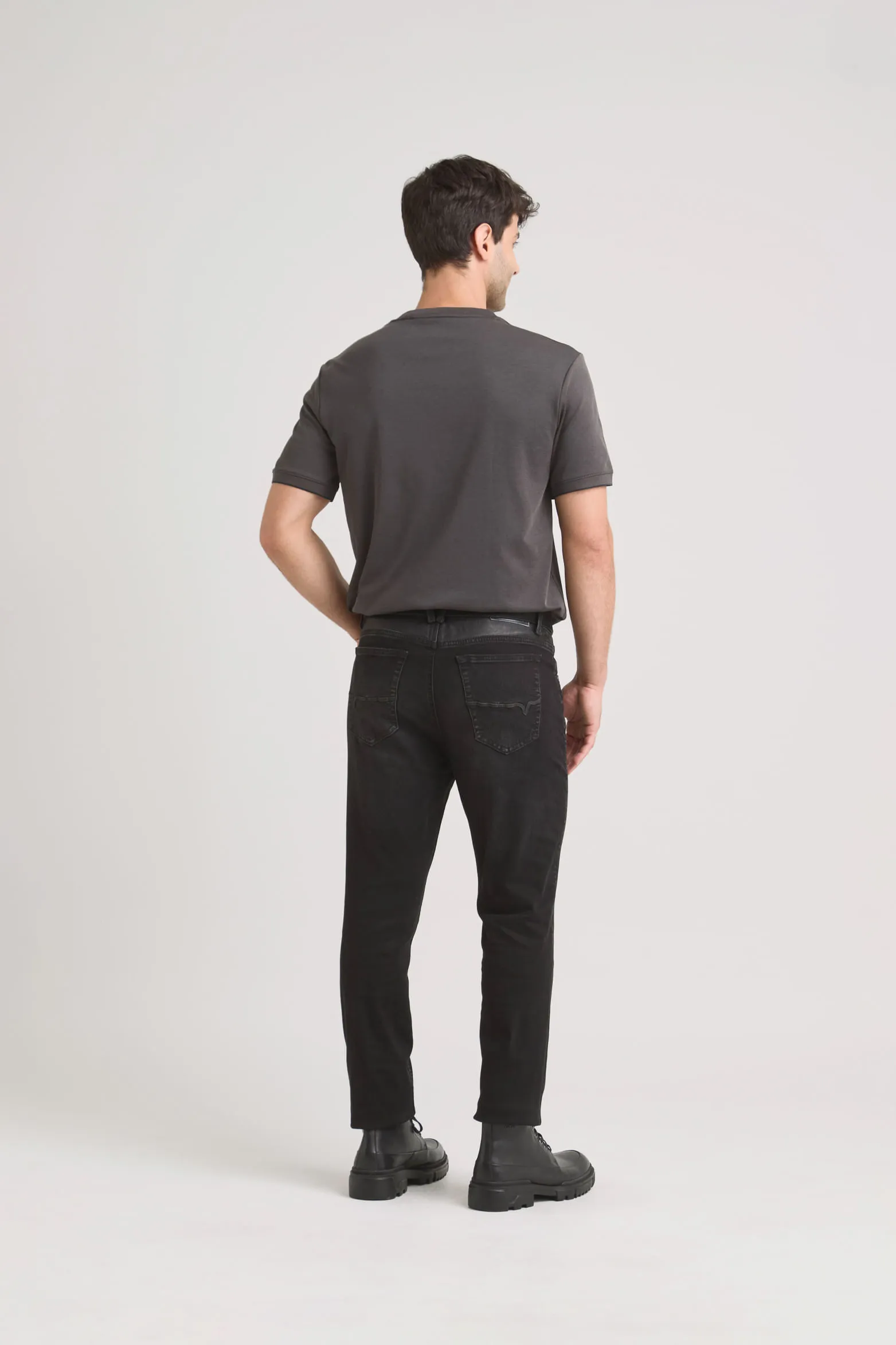 Jean en black denim para hombre detalles cuero