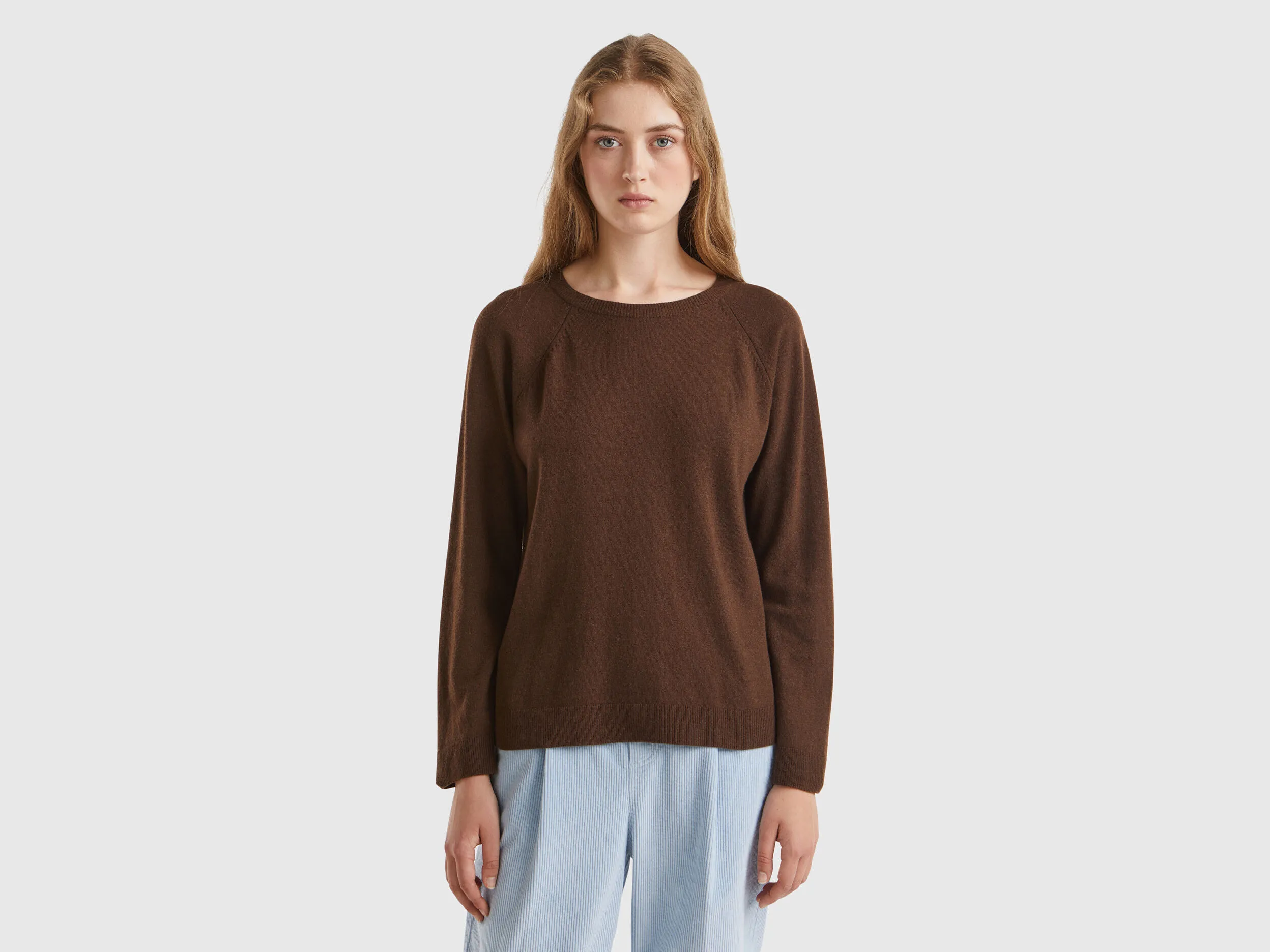 Jersey cuello redondo marrón oscuro en mezcla de lana y cachemira