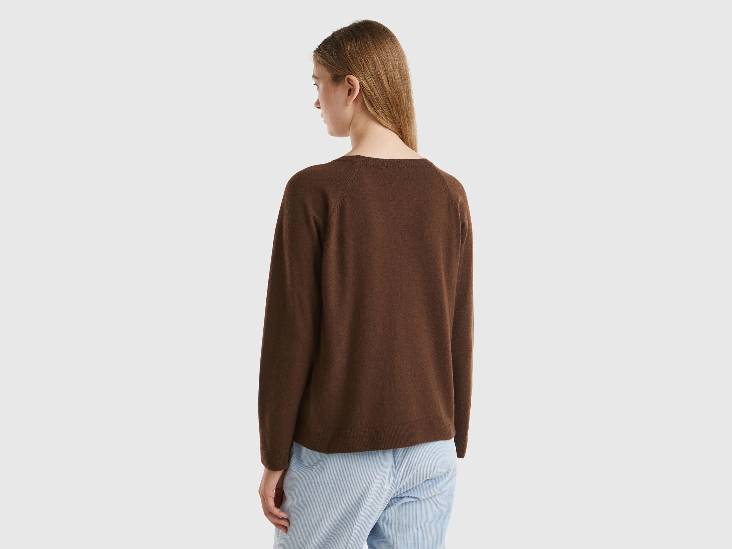Jersey cuello redondo marrón oscuro en mezcla de lana y cachemira