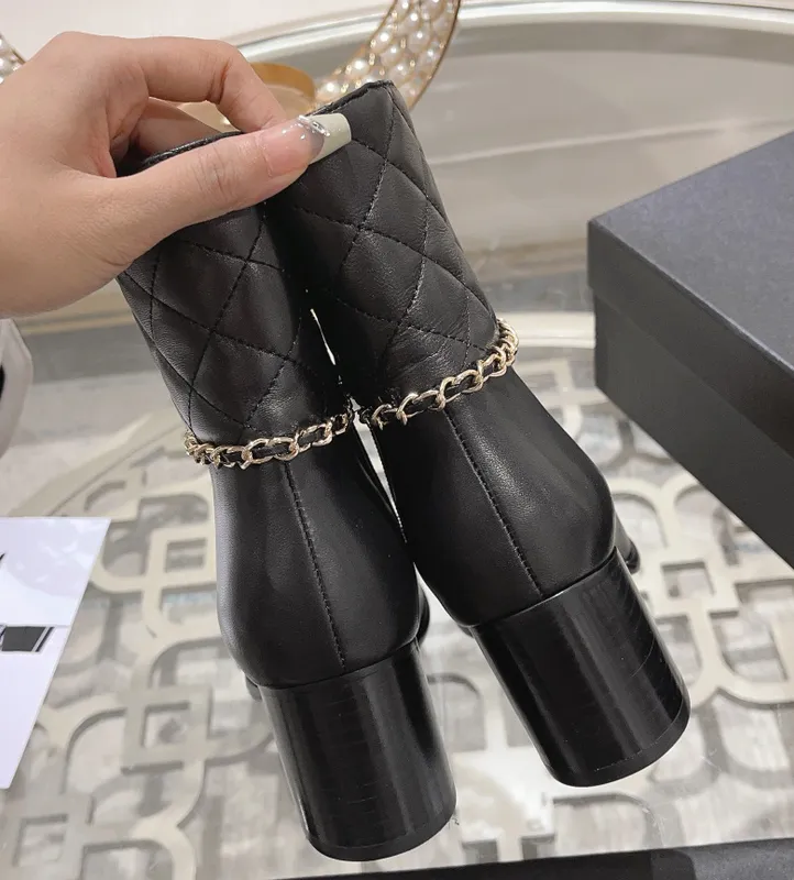 Mujeres de diseño de lujo más reciente botas cortas Toe redondeo tacón grueso Naturaleza de alta calidad Cadena de metal de cuer