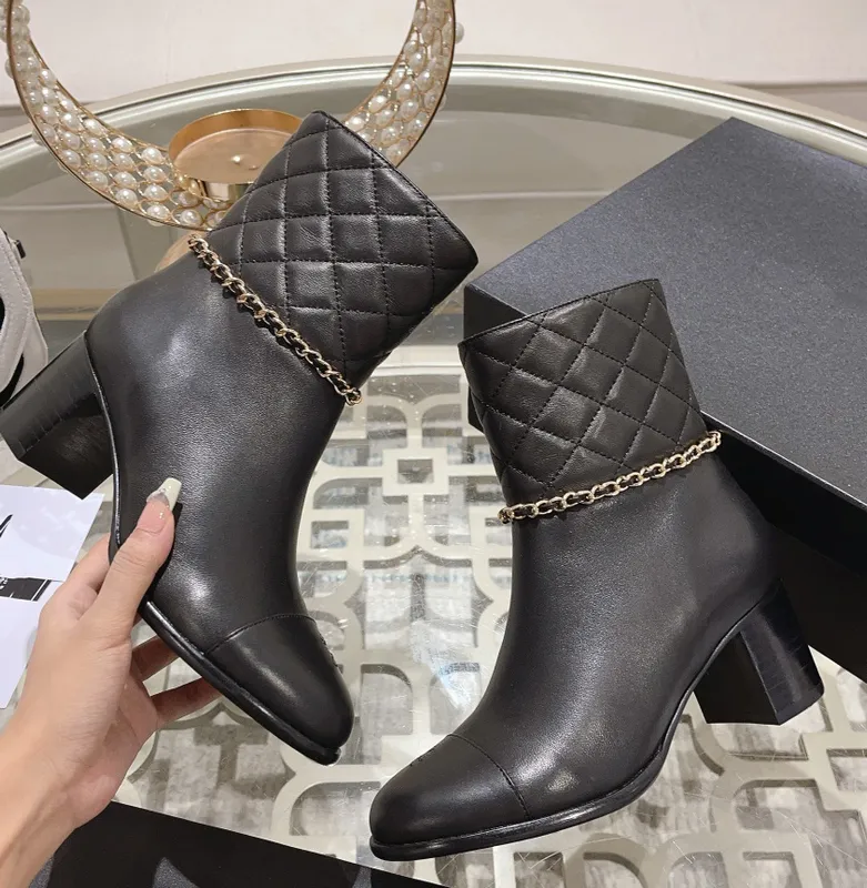 Mujeres de diseño de lujo más reciente botas cortas Toe redondeo tacón grueso Naturaleza de alta calidad Cadena de metal de cuer