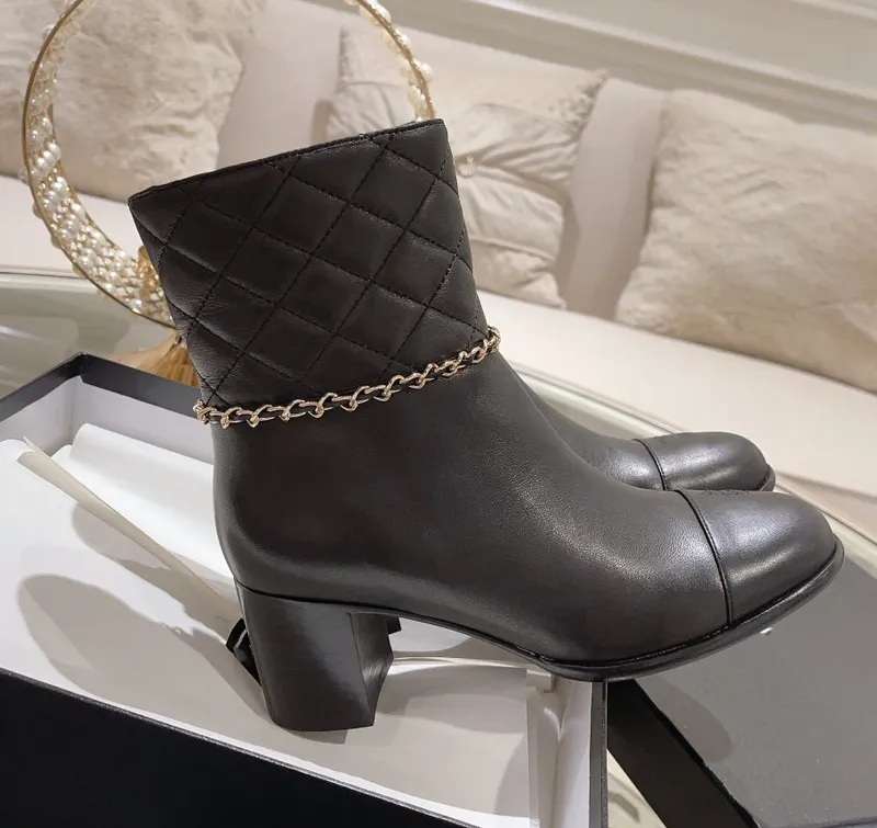 Mujeres de diseño de lujo más reciente botas cortas Toe redondeo tacón grueso Naturaleza de alta calidad Cadena de metal de cuer