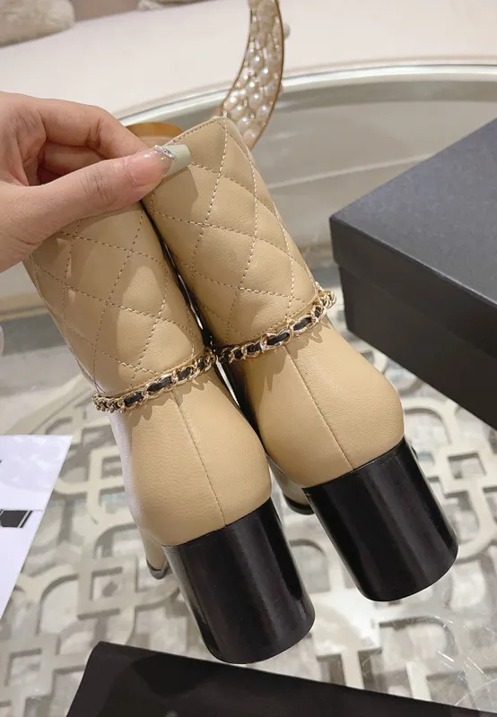 Mujeres de diseño de lujo más reciente botas cortas Toe redondeo tacón grueso Naturaleza de alta calidad Cadena de metal de cuer