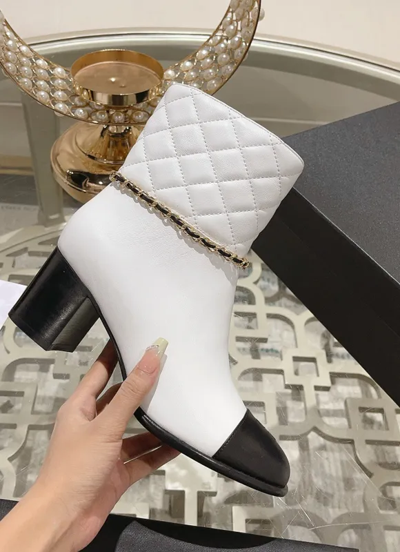Mujeres de diseño de lujo más reciente botas cortas Toe redondeo tacón grueso Naturaleza de alta calidad Cadena de metal de cuer