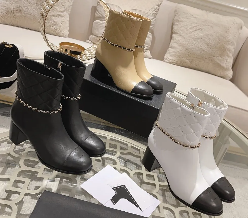 Mujeres de diseño de lujo más reciente botas cortas Toe redondeo tacón grueso Naturaleza de alta calidad Cadena de metal de cuer