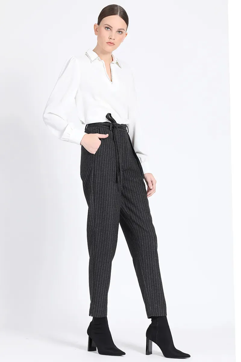 PANTALON SASTRE CON PINZA, RAYA DIPLOMATICA, GRIS