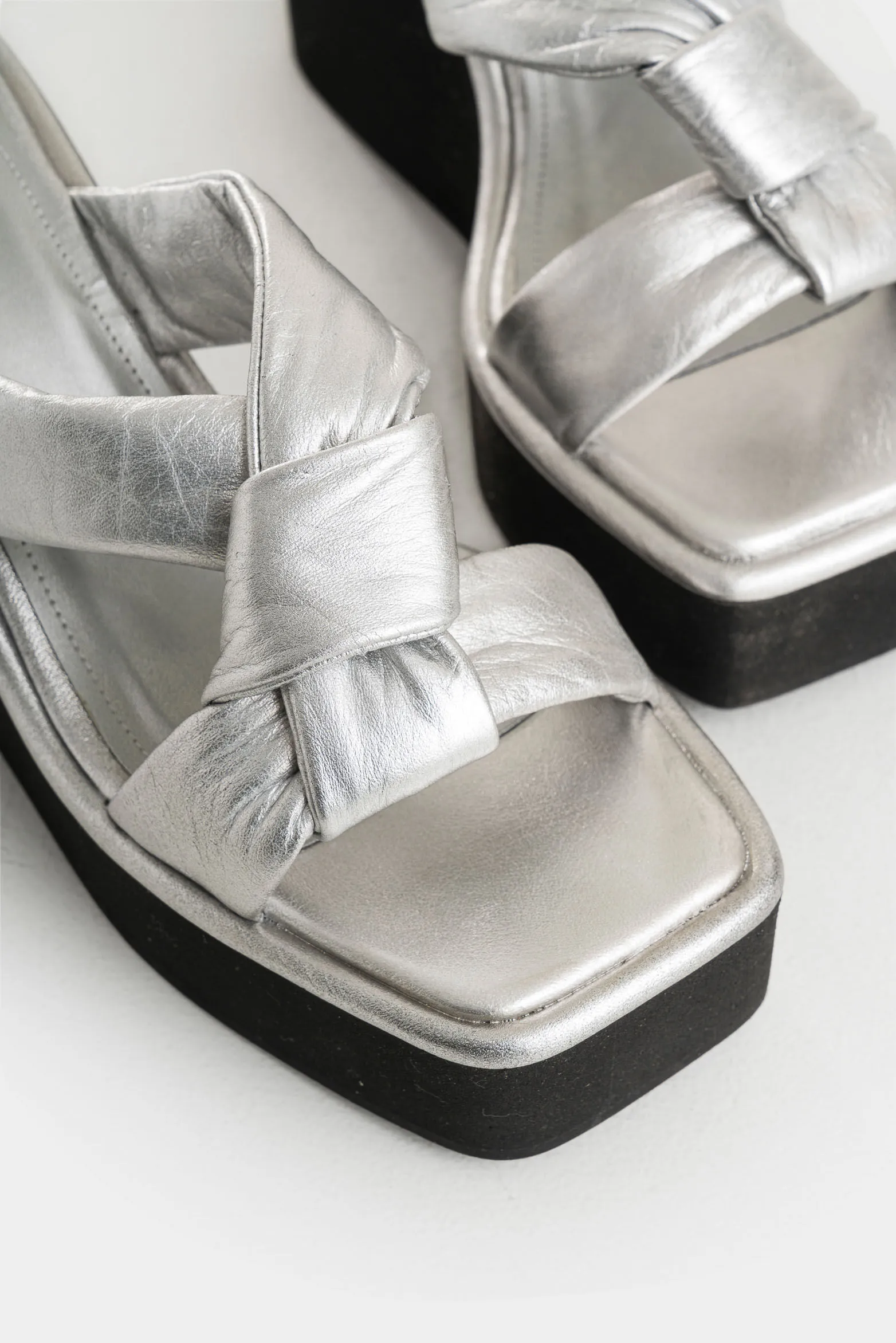 Sandalia plataforma resplandor de cuero para mujer strap anudado