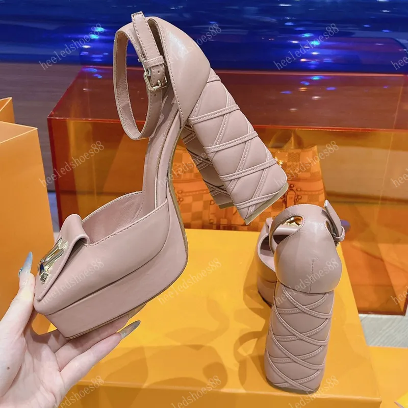 Sandalias de cubierta Sandalias Diseñadores zapatos para la plataforma para mujeres Tacones de vaca serpentina Decoración de heb