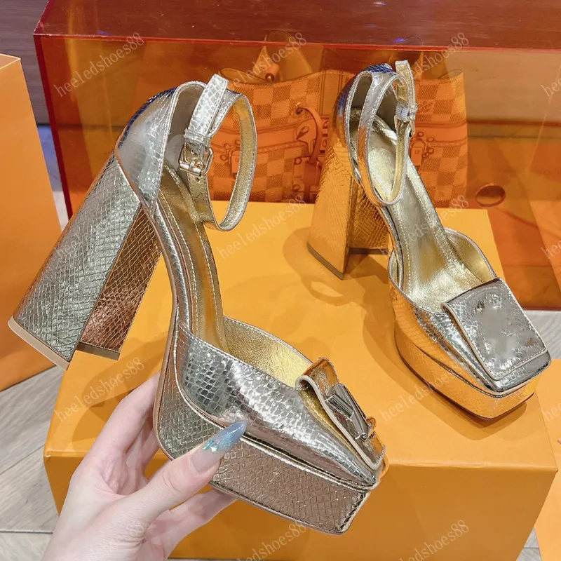 Sandalias de cubierta Sandalias Diseñadores zapatos para la plataforma para mujeres Tacones de vaca serpentina Decoración de heb