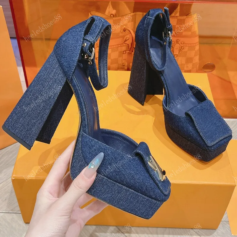 Sandalias de cubierta Sandalias Diseñadores zapatos para la plataforma para mujeres Tacones de vaca serpentina Decoración de heb