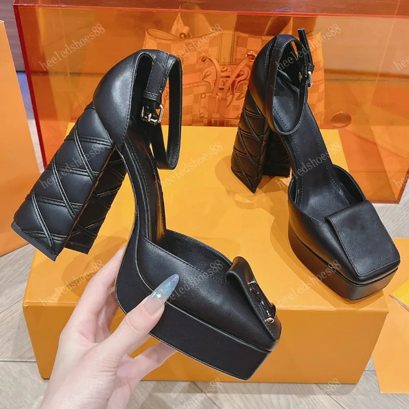 Sandalias de cubierta Sandalias Diseñadores zapatos para la plataforma para mujeres Tacones de vaca serpentina Decoración de heb