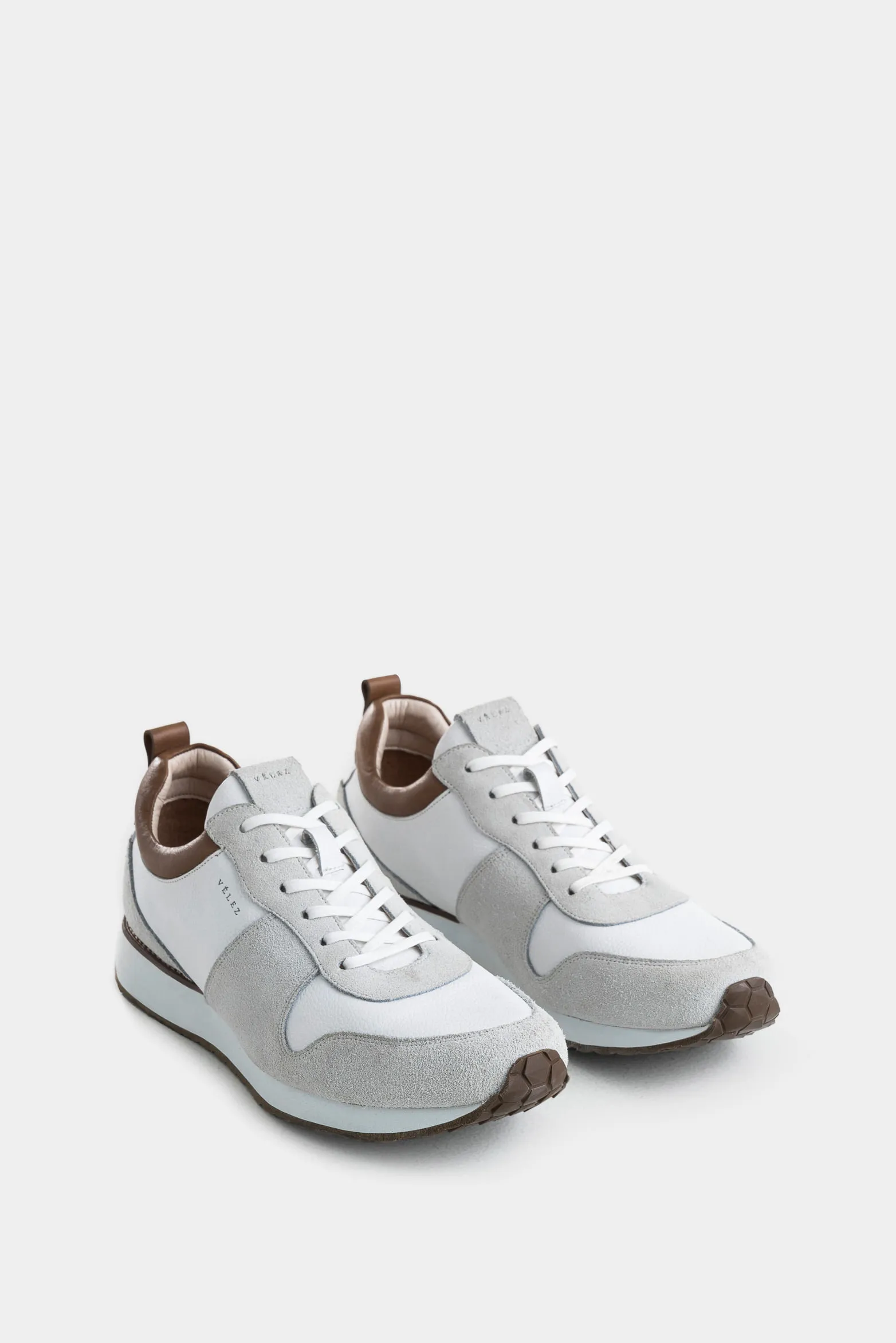 Tenis coprino de cuero liso y gamuzado para hombre detalle contraste