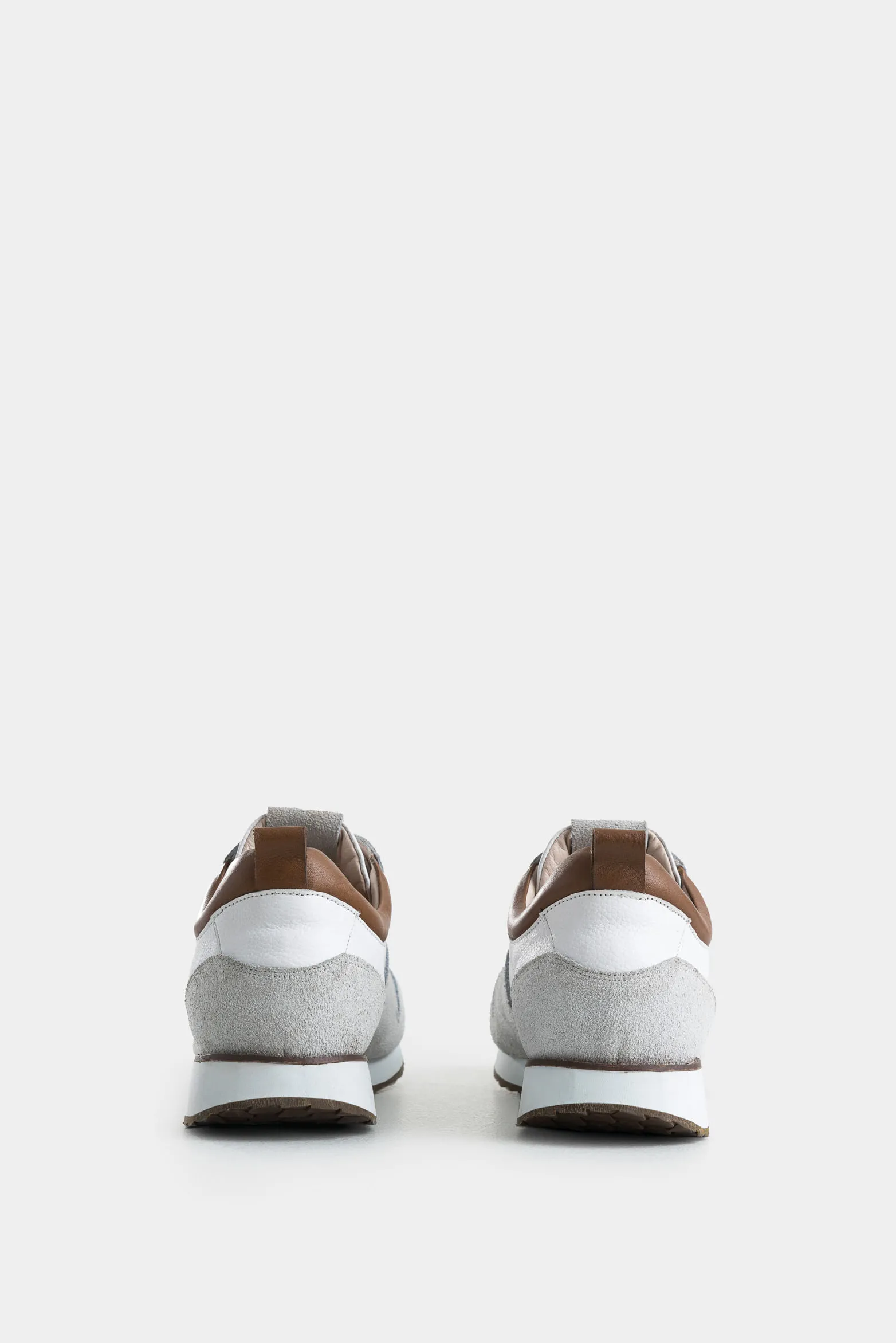 Tenis coprino de cuero liso y gamuzado para hombre detalle contraste