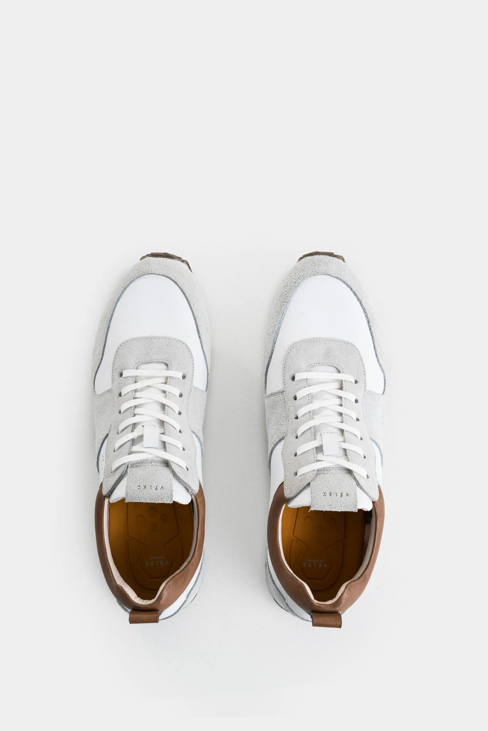 Tenis coprino de cuero liso y gamuzado para hombre detalle contraste